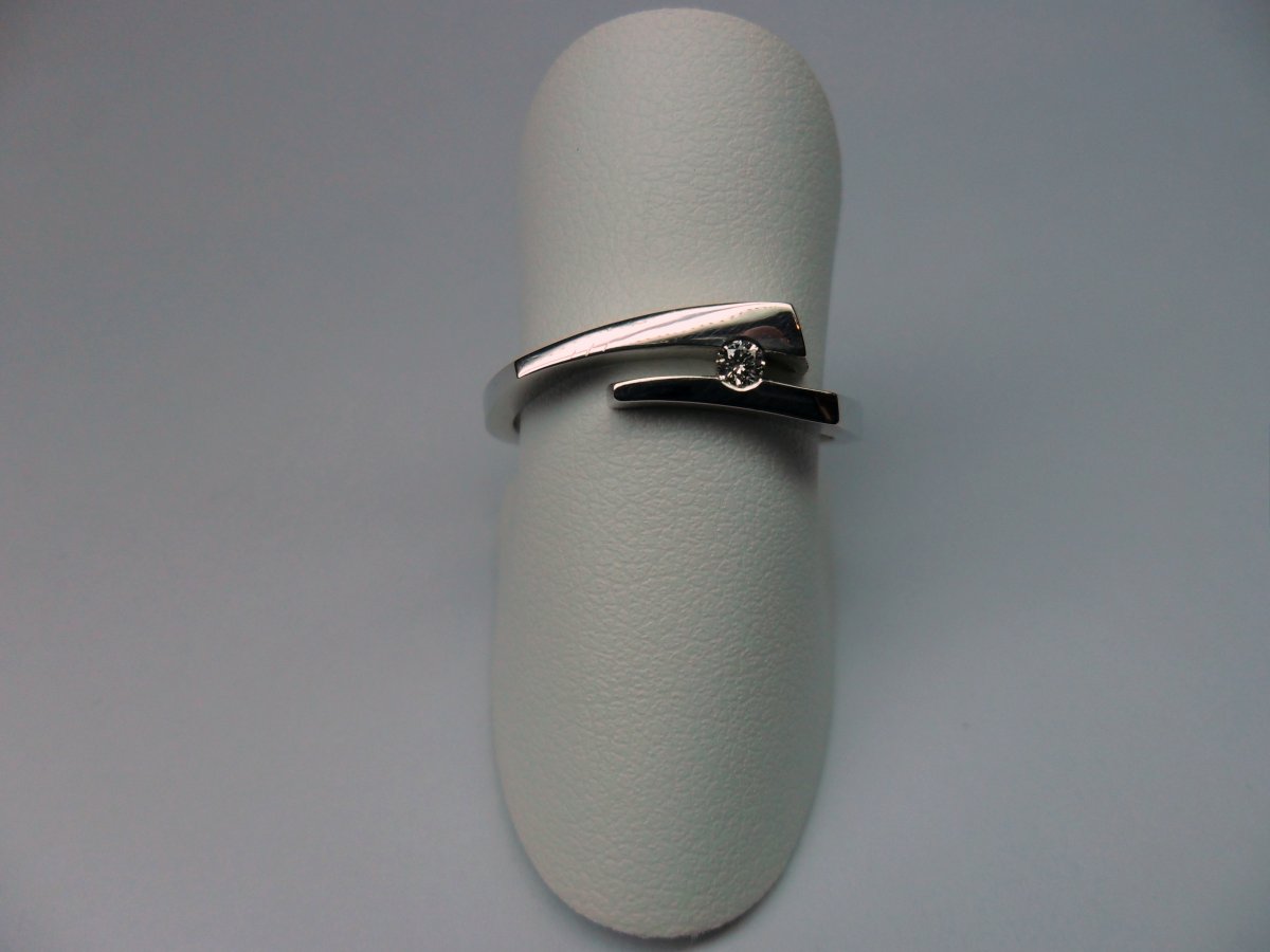 Gebogen Streepring Witgoud 1st.